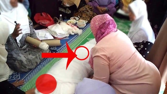 Saat Jasadnya Dimandikan, Alat V1t4l Gadis SMA Itu Membusuk